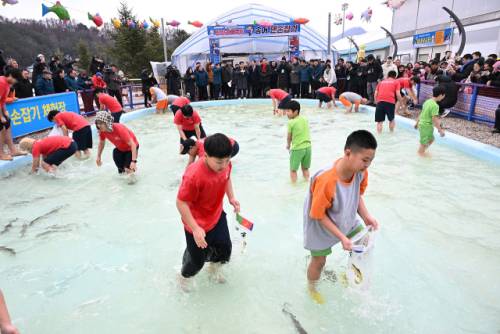 2026년 평창송어축제 개막식이 9일 평창군 진부면 맨손송어잡기장에서 열렸다.