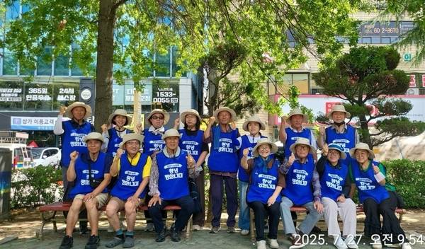 창녕평화너머 회원들이 지난해 여름 통일선봉대 활동 중 기념촬영 장면 /창녕평화너머