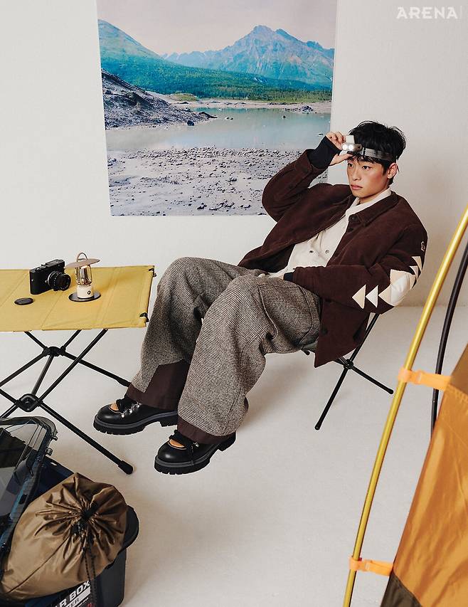 재킷 407만원·스키 팬츠 293만원 모두 몽클레르 그레노블, 코듀로이 셔츠 35만원 헬리녹스 웨어, 리믹스 더비 슈즈·글램핑 체어 모두 가격미정 루이 비통, 헤드 랜턴 1만8000원·테이블에 놓인 코코아 컬러 랜턴 4만7000원 모두 코베아, M11-P 카메라 1624만원 라이카, 재활용 폴리에스터 소재 테이블 21만5000원 헬리녹스, 슬레이트 블루 컬러 캠프 박스 7만9000원 그레고리, 와오나 캠핑 텐트 59만원 노스페이스 제품.&nbsp;