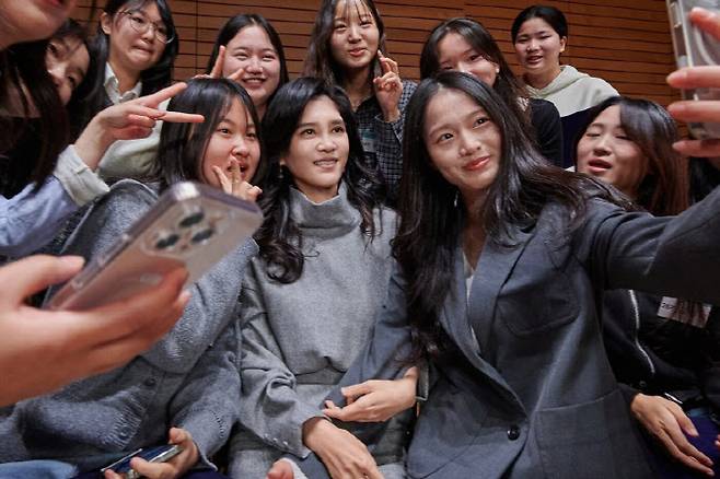 9일 서울시 용산구 소재 리움미술관 대강당에서 진행된 두을장학재단 '2026년 장학증서 수여식'에서 이부진 이사장과 신규 장학생이 기념 촬영을 하고 있다.(제공=두을장학재단)