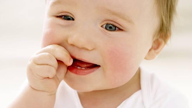 의사소통이 어려운 아기. 한포진 발생 시 손을 빠는 것과 같은 작은 신호를 잘 읽어야 한다｜출처: 클립아트코리아