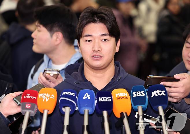 야구 국가대표팀 고우석이 9일 오전 인천국제공항 제1여객터미널에서 월드베이스볼클래식(WBC) 대비 1차 전지훈련을 위해 사이판으로 출국하기 전 취재진의 질문에 답하고 있다. 2026.1.9/뉴스1 ⓒ News1 구윤성 기자