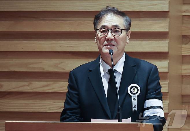 배창호 감독이 9일 오전 서울 중구 명동성당에서 열린 고 안성기의 영결식에서 조사를 하고 있다. (공동취재) 2026.1.9/뉴스1 ⓒ News1 권현진 기자