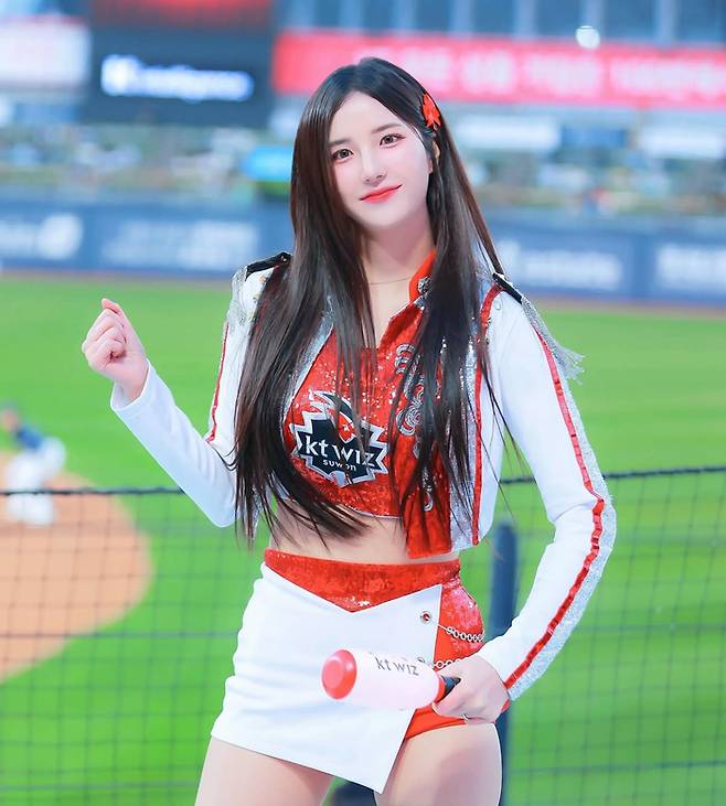 김해리 치어리더가 응원 동작을 하고 있다. 사진 | 김해리 치어리더 SNS