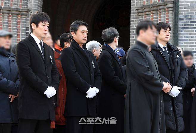 배우 설경구(왼쪽)와 조우진(가운데), 유지태가 9일 서울 중구 명동성당에서 진행된 장례미사를 마친 뒤 운구를 하고 고인을 향해 예를 갖추고 있다. 영정과 금관문화훈장은 정우성과 이정재가 들었으며 운구는 설경구, 조우진, 주지훈, 박해일, 박철민, 유지태가 맡았다 2026. 1. 9.  박진업 기자 upandup@sportsseoul.com