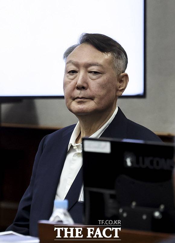 윤석열 전 대통령이 지난해 9월 26일 서울 서초구 서울중앙지방법원에서 열린 '특수공무 집행 방해, 직권남용 권리행사 방해 혐의' 첫 재판에 출석해 있다. 2025.9.26 사진공동취재단