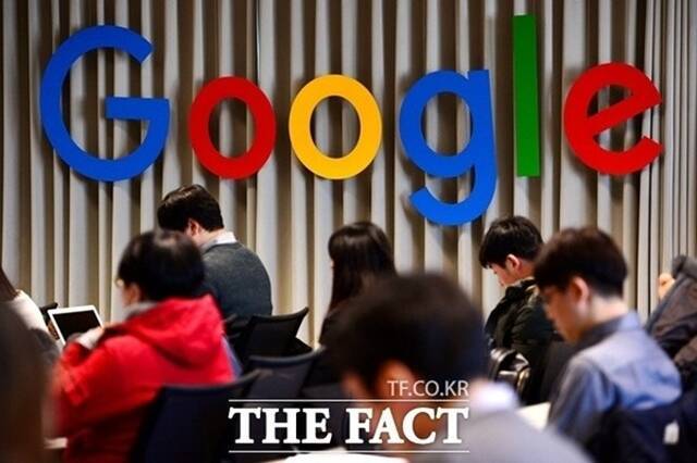 구글 모회사 알파벳이 7년 만에 애플을 제치고 미국 증시 시가총액 2위 자리에 오른 가운데 '제미나이 3'를 필두로 한 생성형 AI 경쟁에서 앞서나가고 있다는 평가가 나온다. /더팩트 DB