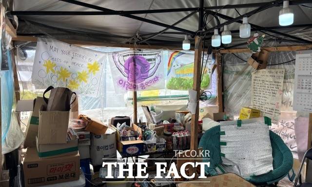 경기 동두천시 성병관리소 옛 부지 존치 문제를 두고 동두천 시민들의 반응은 엇갈린다. 사진은 농성장 안의 모습. /동두천시=김수민 기자