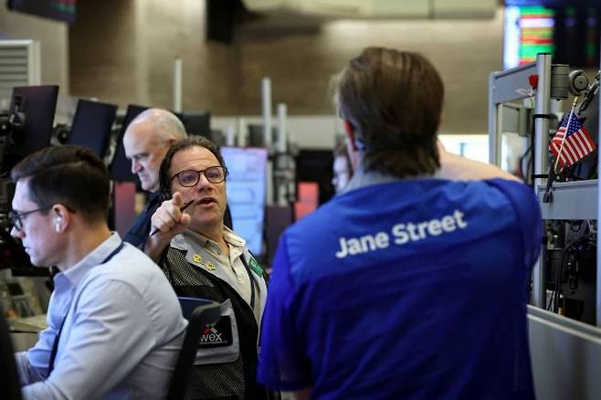 미국 뉴욕증권거래소(NYSE) 거래장에서 트레이더들이 업무를 보고 있다. 로이터연합뉴스