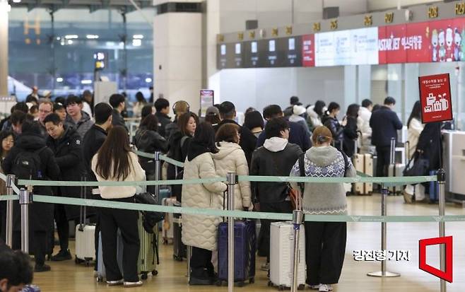 새해 징검다리 연휴를 앞둔 31일 인천국제공항 제1여객터미널을 찾은 여행객들로 붐비고 있다. 2025.12.31 강진형 기자