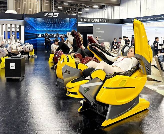 CES 2026 바디프랜드 부스에서 참관객이 AI 헬스케어로봇 '733'을 체험하고 있다. 바디프랜드