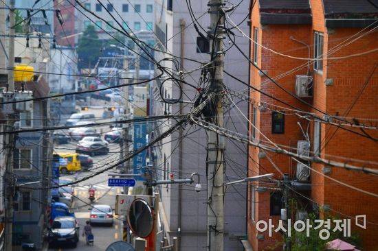 서울시는 현재 2040년까지의 가공배전선로 지중화사업 기본계획을 수립 중이다. 2026년부터 새로 적용할 이 가이드라인은 현재 최종 검토 단계에 있다. 사진은 서울 약수동의 주택 밀집 지역. 문호남 기자