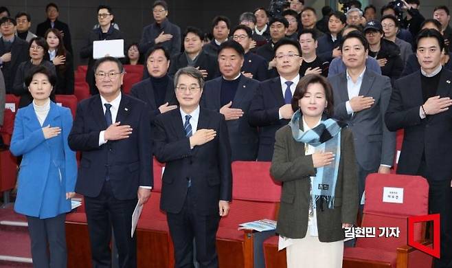 김동연 경기도지사를 비롯한 국회의원 등 참석자들이 9일 국회 의원회관에서 열린 제2차 경기도 도시철도망 신속 추진 국회토론회에서 국민의례를 하고 있다. 2026.1.9 김현민 기자