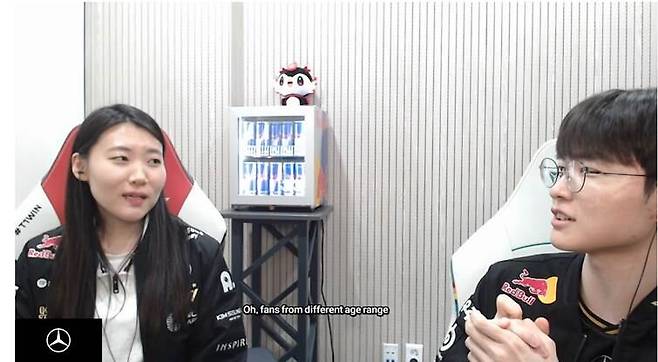 팬과의 합동 방송을 진행하고 있는 T1 페이커./SOOP