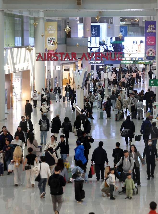 지난해 12월 인천국제공항 제1여객터미널 면세구역이 여행객들로 붐비고 있다.ⓒ뉴시스