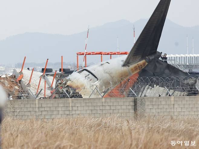 제주항공 7C2216편 추락 사고가 발생한 전남 무안국제공항 현장에 항공기와 충돌한 로컬라이저 안테나 둔덕이 보인다. 2m 높이의 이 콘크리트 둔덕에 비행기가 충돌하면서 폭발을 일으켰다. 동아DB
