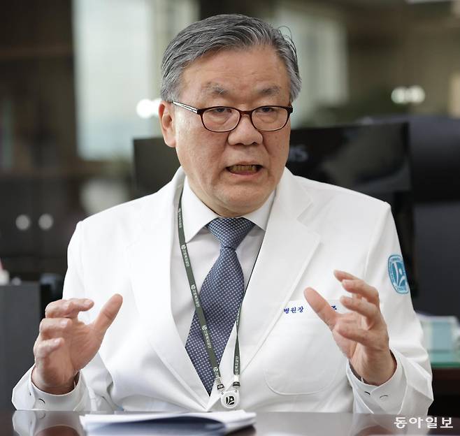 7일 조준 근로복지공단 인천병원장은 동아일보 인터뷰에서 “환자의 치료와 재활을 책임지겠다”고 했다.
인천=박형기 기자 oneshot@donga.com