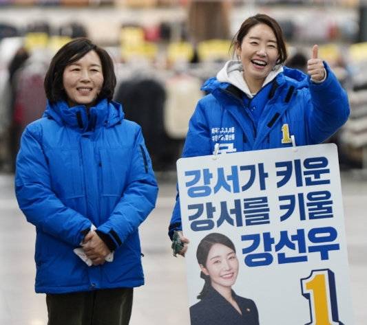 2024년 총선을 앞둔 2월 28일 서울 강서구 까치산역에서 김경 서울시의원(왼쪽)이 당시 더불어민주당 소속이었던 강선우 의원과 나란히 서서 선거운동을 돕고 있다. 사진 출처 강선우 의원 블로그