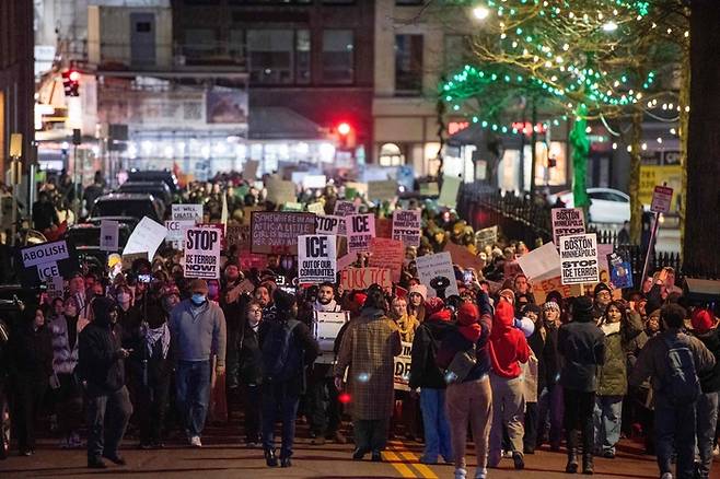 7일(현지시간) 미국 미네소타주 미니애폴리스에서 발생한 이민세관집행국(ICE) 총격 사망 사건에 항의하는 시위대. 사진=AFP 연합뉴스
