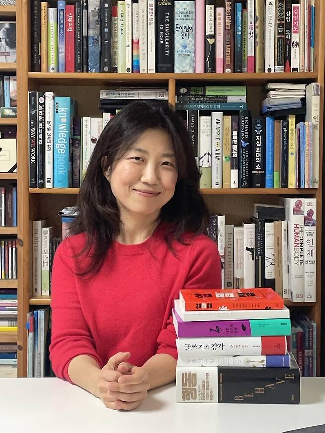 번역상을 두루 받은 과학책 전문 김명남 번역가가 자신의 서가 앞에서 추천작들과 함께 사진을 찍었다. 서가에 꽂힌 책들이 모두 그가 번역한 책들이다. 본인 제공