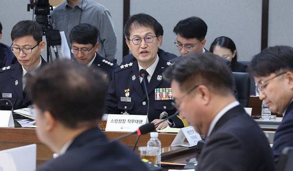 김승룡 소방청장 직무대행이 8일 정부세종청사에서 열린 행정안전부 산하기관 업무보고에서 윤호중 장관에게 보고하고 있다.​/사진=연합뉴스DB