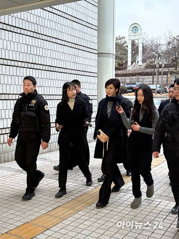 노소영 아트센터 나비 관장이 9일 오후 서울 서초구 서울고등법원에서 열린 최태원 SK그룹 회장과의 재산분할 파기환송심 첫 변론기일에 출석하고 있다. 2026.01.09 [사진=권서아 기자]