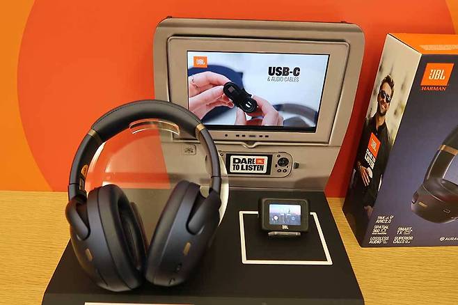 JBL 투어 원 M3 스마트 Tx / 출처=IT동아