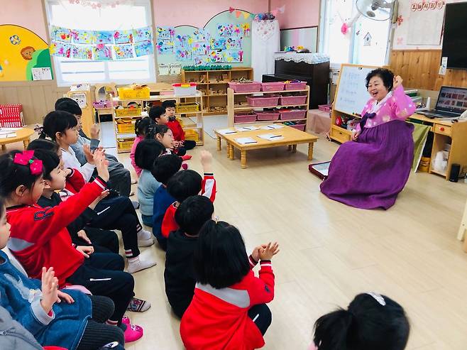한국국학진흥원 '이야기할머니'로 활동하고 있는 배금옥씨가 경북 구미 지역 한 유아교육기관에서 어린이들에게 이야기를 들려주고 있다. 사진 배금옥