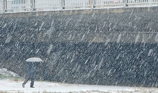 강원 산지와 내륙 곳곳에 대설주의보가 발효된 지난해 12월23일 춘천시 도심 하천 인근에 폭설이 내리고 있다. 연합뉴스.