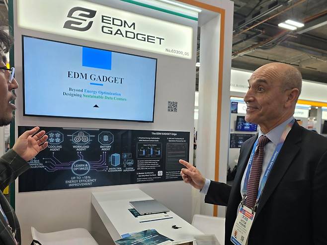 빅터 호스킨스 페어팩스 카운티 경제개발청장이 CES 2026 베네시안 엑스포에 마련된 ‘이디엠가젯’ 부스를 찾았다. 이가람 기자