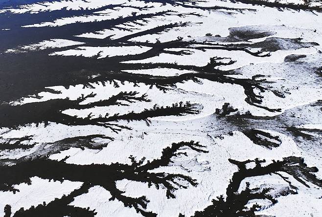 매서운 추위가 다시 찾아온 8일 경기도 화성시 우정읍 갯벌이 얼어있다. 연합뉴스