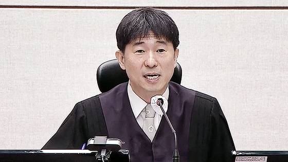 지난해 10월 13일 서울 서초구 서울중앙지법에서 열린 윤석열 전 대통령의 내란 우두머리 혐의 사건 속행 공판에서 지귀연 부장판사가 발언하고 있다. 연합뉴스