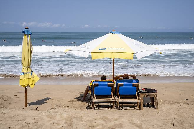 지난해 10월 7일(현지시간) 인도네시아 발리 쿠타 해변에서 관광객들이 시간을 보내고 있다. EPA=연합뉴스