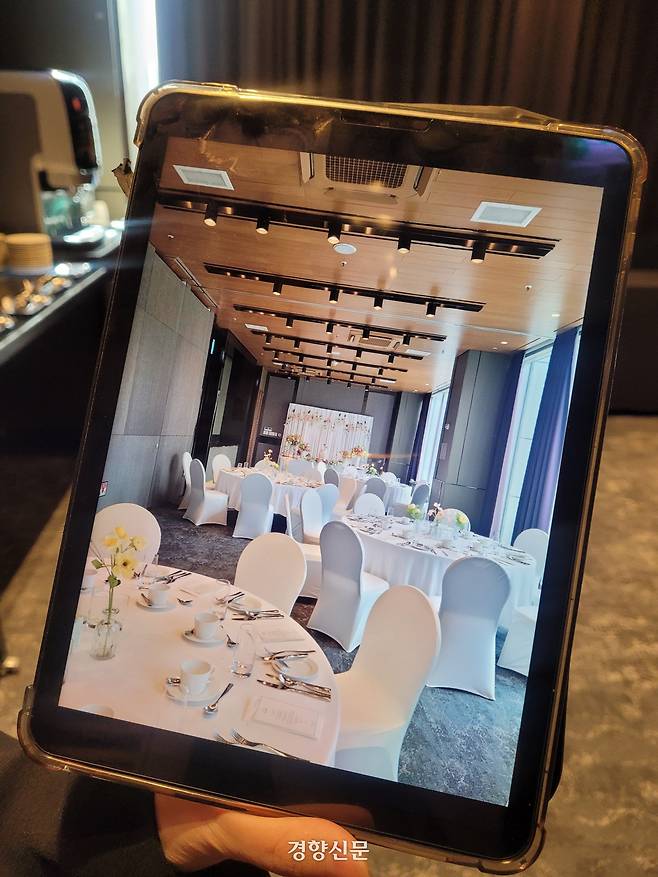 지난 7일 오전 서울 중구의 한 호텔 연회장에서 상담사가 돌 상차림 사진을 설명하고 있다. 백민정 기자