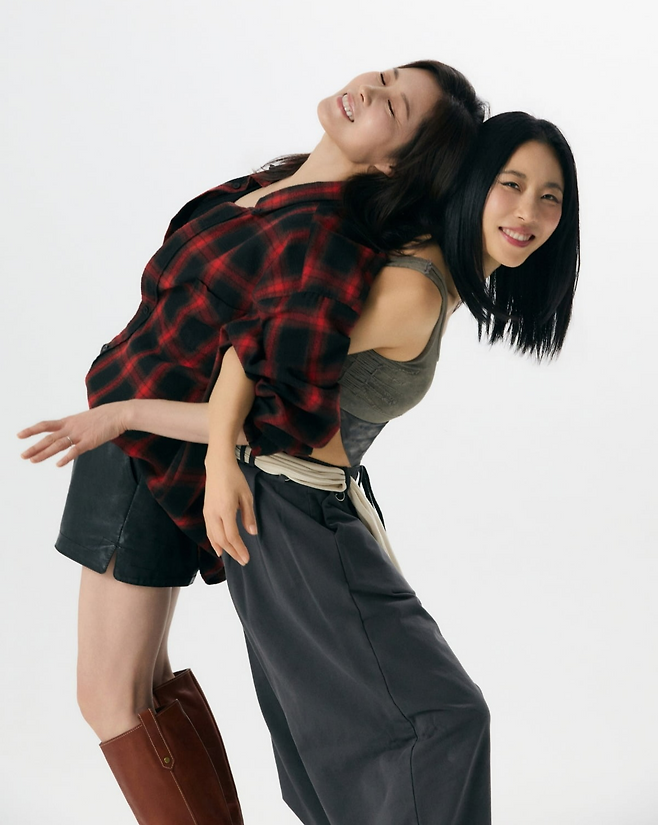 Actor Moon So-ri (left) and K-pop choreographer Lia Kim (Ahn Aesoon Company)