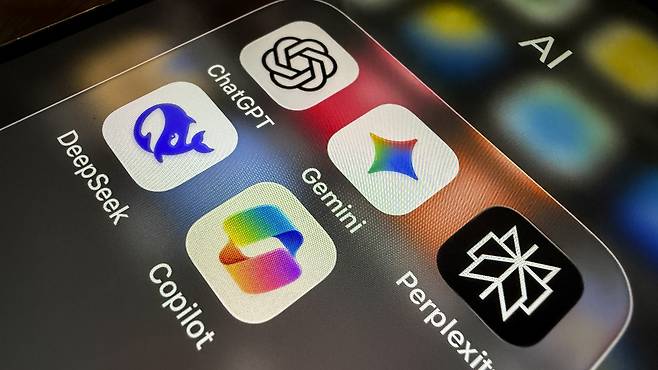 A mobile phone display showing the icons of artificial intelligence (AI) apps Deepseek, Chatgpt, Copilot, Perplexity and Gemini in Berlin, Germany, 31 October 2025. [EPA/YONHAP]