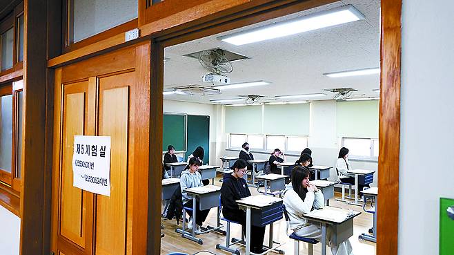 Test-takers wait for the start of the 2026 College Scholastic Ability Test (CSAT) at an exam hall of Inhwa Girls’ High School in Michuhol District, Incheon, on the morning of Nov. 13, 2025. [JOINT PRESS CORPS]