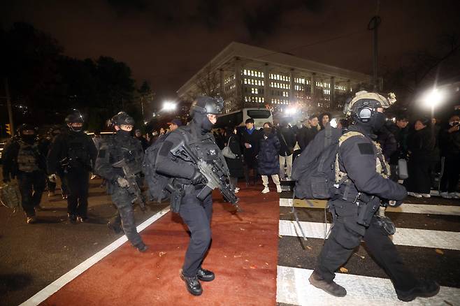 Martial law forces withdraw from the area surrounding the National Assembly in Yeouido, western Seoul, on Dec. 4, 2024. [CHOI GI-UNG]