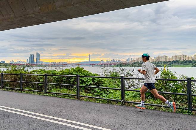 A man is running by the Han River in Seoul.[JOONGANG ILBO]