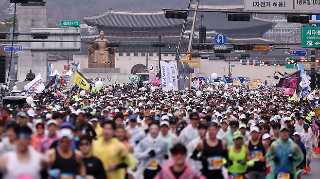 Marathoners are beginning their race during the 2025 Seoul Marathon in Jongno District, central Seoul on March 16. [NEWS1]
