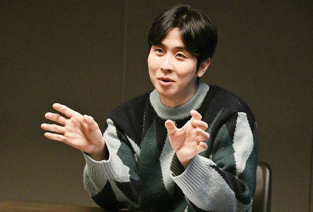 영화 리뷰 유튜버 ‘지무비’로 활동하는 나현갑 지알엔 대표가 8일 서울 용산구 자택에서 진행된 인터뷰에서 자신의 유튜브 채널을 소개하고 있다. 이병주 기자
