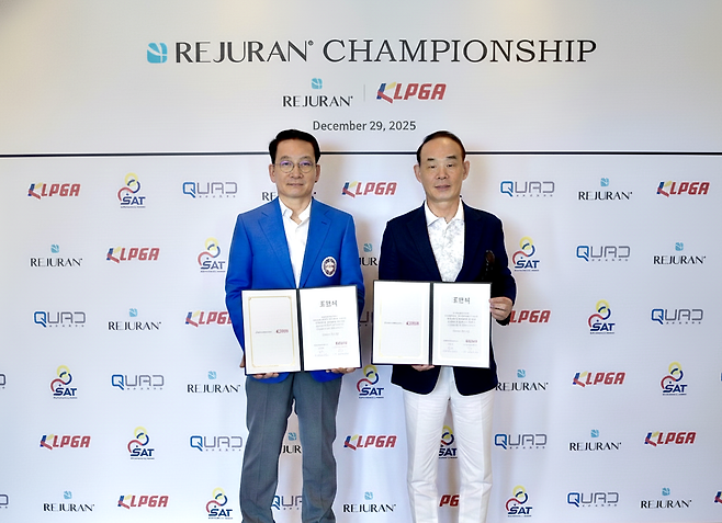 지난해 12월29일 태국 촌부리에 위치한 아마타 스프링CC에서 KLPGA투어 2026시즌 개막전 리쥬란 챔피언십 개최를 위한 조인식을 마친 뒤 KLPGA 김상열 회장과 파마리서치 정상수 회장(오른쪽)이 포즈를 취하고 있다. KLPGA