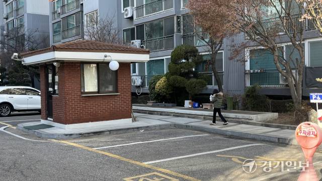 8일 인천 연수구의 한 아파트단지 경비실 옆을 주민이 지나가고 있다. 노재영 기자