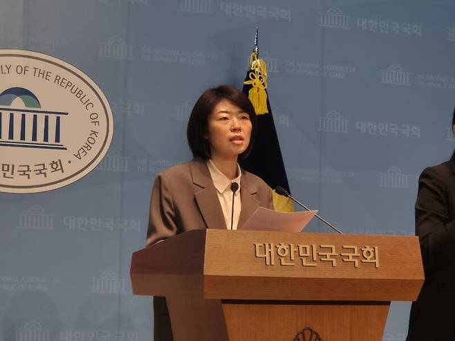 ▲신미연 진보당 대변인이 9일 국민의힘이 제출한 쿠팡 국정조사 요구안에 대해 논평하고 있다. 사진=김예리 기자