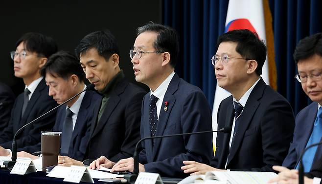 이형일 재정경제부 1차관(오른쪽 두번째)이 지난 5일 세종시 정부세종청사 중앙동에서 관련부처와 함께  2026년 경제성장전략 내용을 발표하고 있다. [뉴스1]