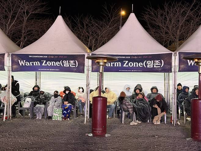 대형 텐트형 ‘웜존(Warm Zone)’ / 사진=권효정 여행+ 기자