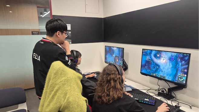 지난 12월 20일 ‘T1플레이메이트’ 수업이 진행 중인 가운데, T1이스포츠아카데미 코치 곽나훈 씨(30)가 수강생들의 게임을 지켜보고 있다. [이수민 기자]