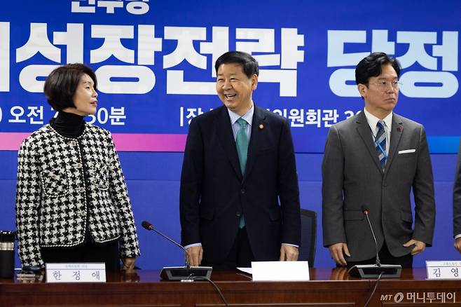 (서울=뉴스1) 유승관 기자 = 한정애 더불어민주당 정책위의장(왼쪽부터)과 구윤철 부총리 겸 재정경재부 장관, 김영훈 고용노동부 장관이 7일 서울 여의도 국회 의원회관에서 열린 2026년 경제성장전략 당정협의에서 대화하고 있다. 2026.1.7/뉴스1