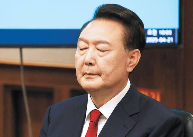 12·3 비상계엄 사태와 관련해 윤석열 전 대통령의 내란우두머리 혐의 1심 재판 결심공판이 9일 열린 가운데, 윤 전 대통령이 지난해 4월 21일 서울 서초구 서울중앙지법에서 열린 공판에 참석해 눈을 감은 채 앉아 있다. 사진공동취재단