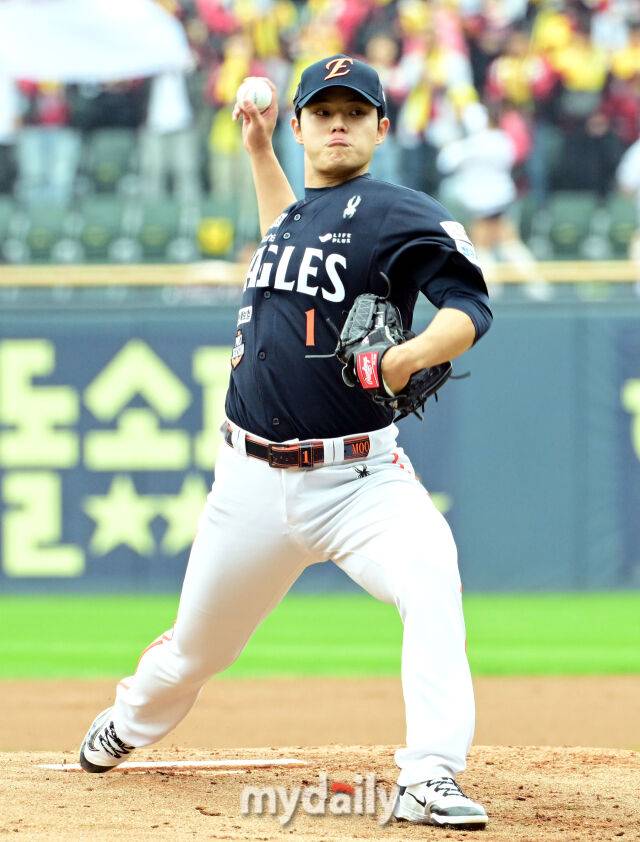 26일 오후 서울 잠실야구장에서 진행된 '2025 신한 SOL Bank KBO 한국시리즈 1차전' 한화 이글스와 LG 트윈스의 경기. 한화 선발 문동주가 역투를 펼치고 있다./마이데일리
